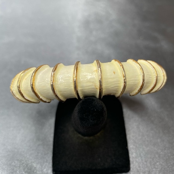 Kenneth Jay Lane Gold, town with cream enamel - Picture 6 of 6